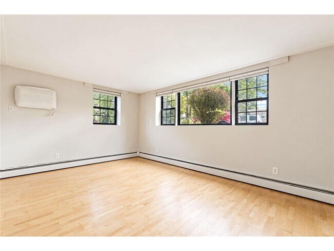 Building Photo - 3215 Pillsbury Ave