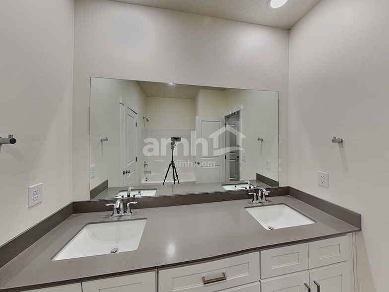 Building Photo - 3126 N Vigo Ave