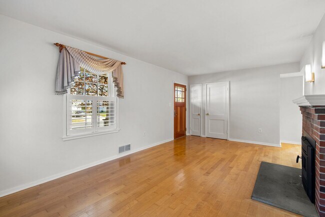 Building Photo - 3 Bed 3 Bath - Kensington Craftsman - Move In Ready