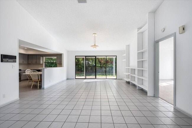 Building Photo - 2216 Amesbury Ct