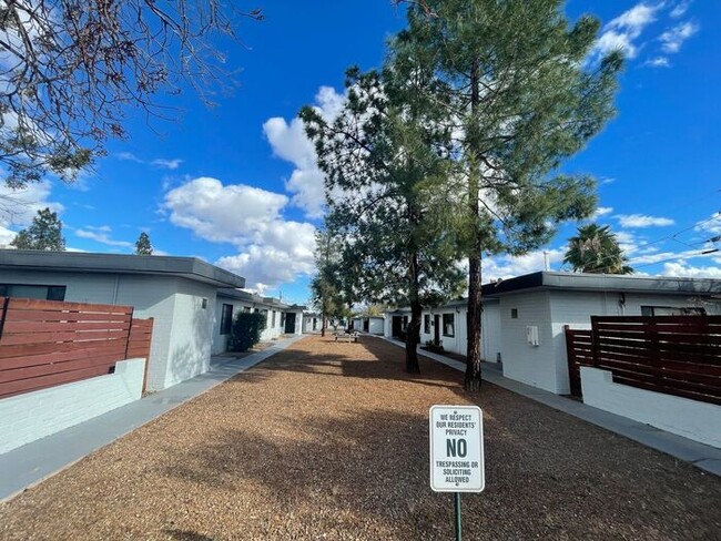 Building Photo - Fenced Yard In Blenman-Elm Neighborhood