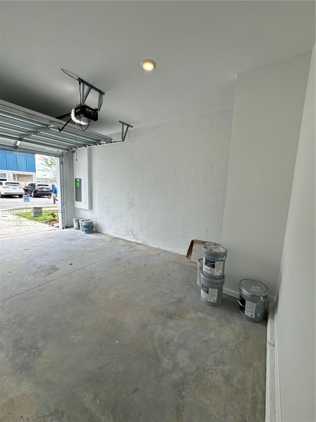 Building Photo - 512 Hart Ln