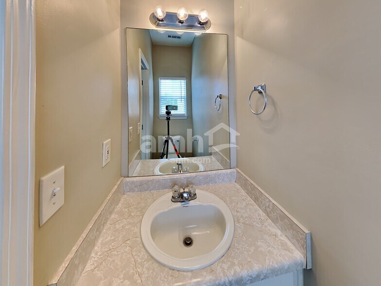 Building Photo - 602 Thrasher Ct