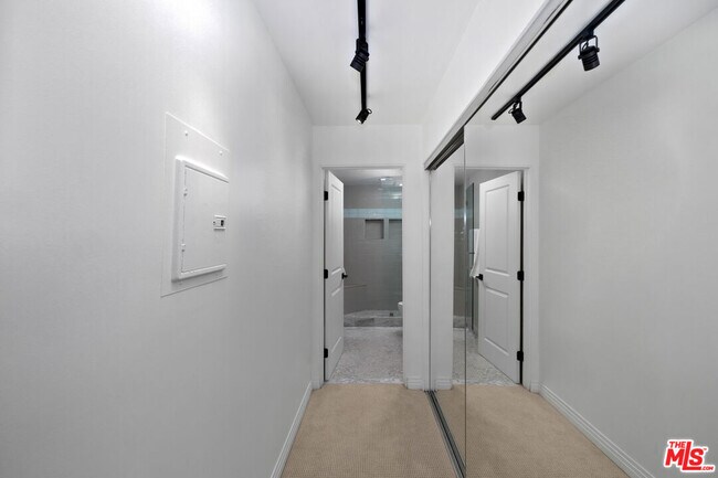 Building Photo - 930 N Doheny Dr