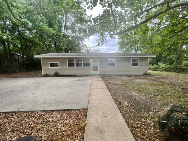 Primary Photo - 3611 S Lakewood Dr