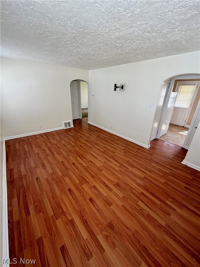 Building Photo - 26 Meadowbrook Ave
