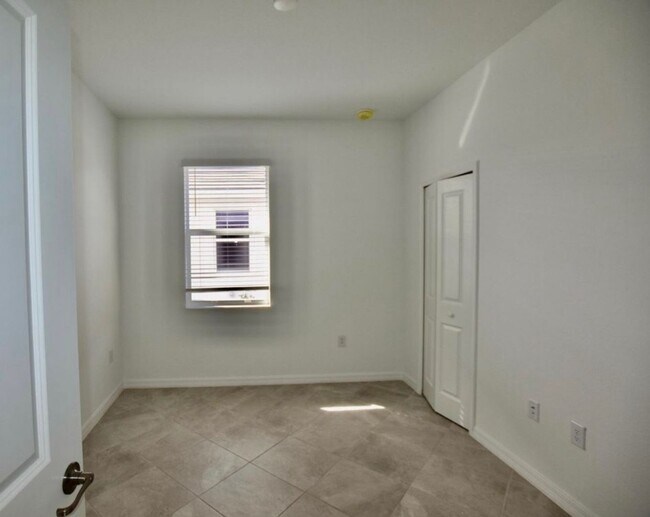 Building Photo - ***BEAUTIFUL - ANNUAL RENTAL***NEWER CONST...