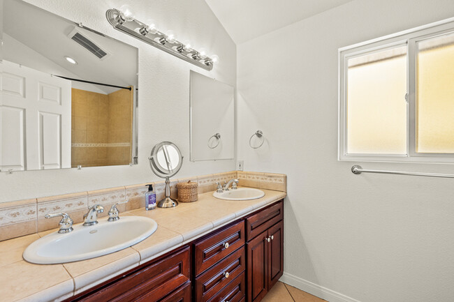 Building Photo - Chic Family house in West Covina