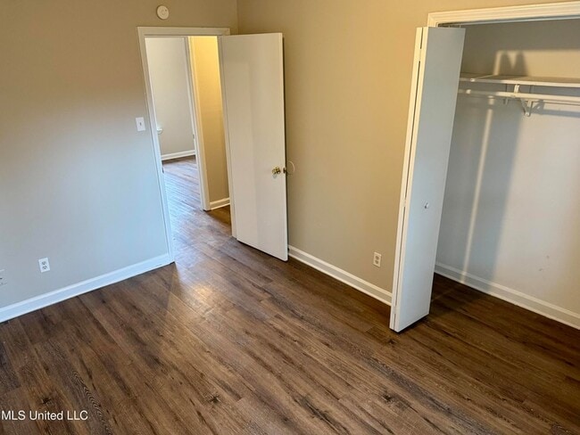 Building Photo - 8241 Ashbrook Dr