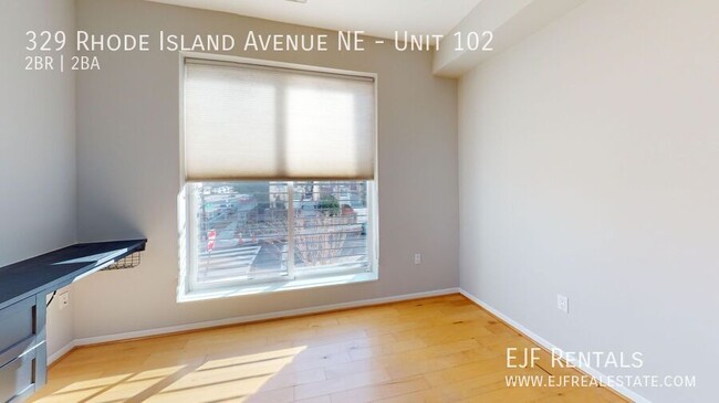 Building Photo - Newly Renovated Two Bedroom W/Floor to Cei...