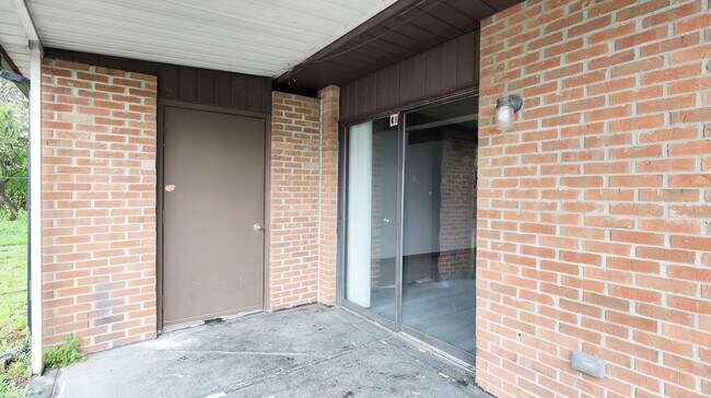 Building Photo - 1 Bedroom Townhouse Apartment