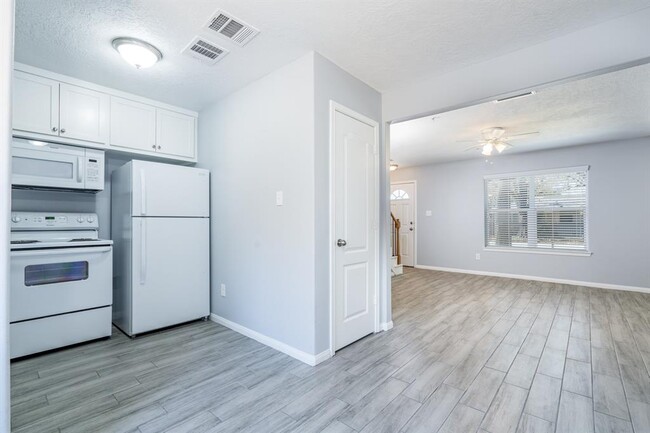 Building Photo - 207 N Poplar St