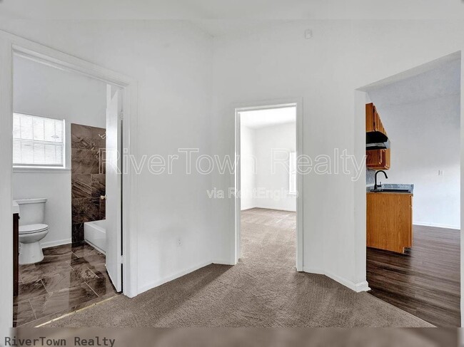 Building Photo - 439 Simpson Ave