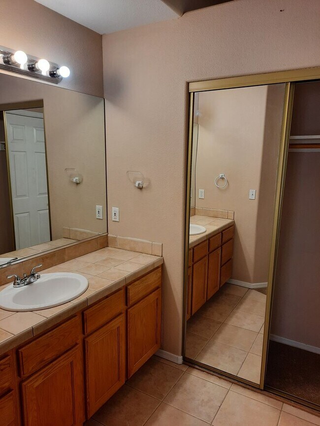 Building Photo - 4 bedroom/2 bath Home available in Bullhead City in Desirable El Camino Village.