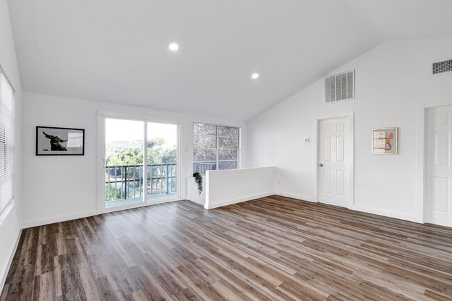 Building Photo - 1122 Oakridge Ln