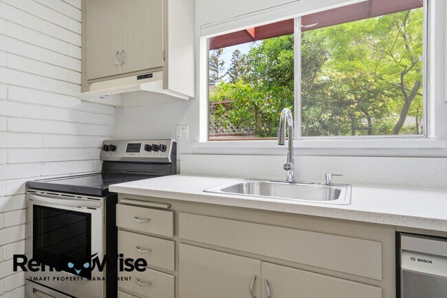 Building Photo - 569 Addison Ave