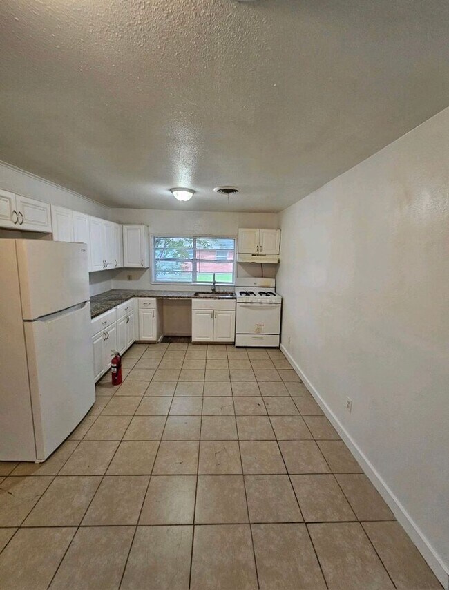 Building Photo - Biloxi 3 Bedroom