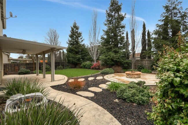 Building Photo - 4 Bedroom, 3 Bath - 3 Car Garage - Gorgeous!!!