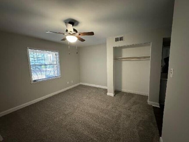 Building Photo - 2 bed 2 bath garden unit at Avery Close!