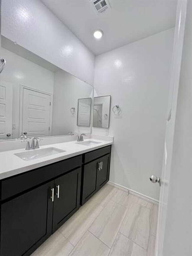 Building Photo - 3 Bedroom 2.5 Bathroom Townhome - Pet Friendly.