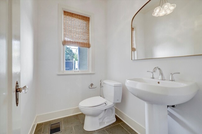 Building Photo - 2622 Westgate Dr