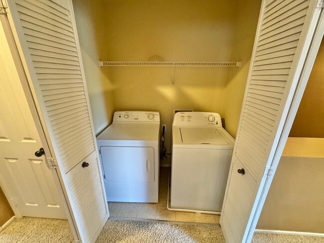 Building Photo - Beautiful 3 bedroom/2.5 bath home in great neighborhood