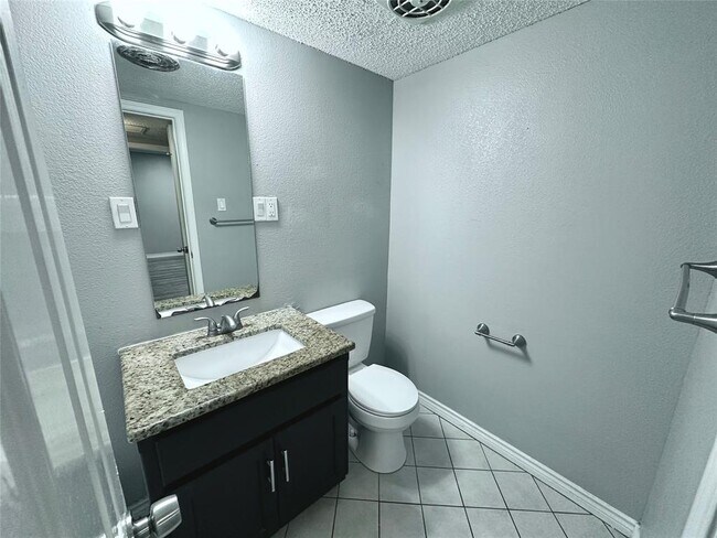 Building Photo - 601 W 11th St