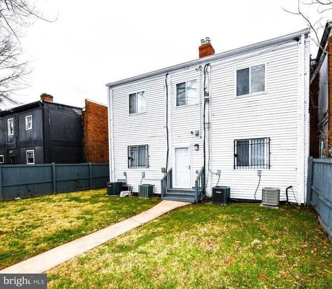 Building Photo - 554 Newcomb St SE