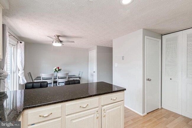 Building Photo - 11260 Westport Dr