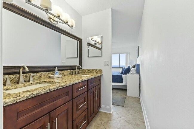 Building Photo - 10152 S Ocean Dr
