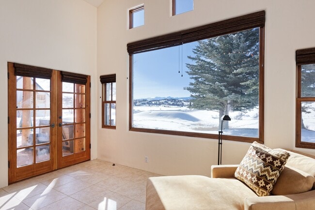 Building Photo - 661 Green Meadow Dr