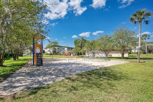 Building Photo - 1ST MONTH RENT FREE 2 Bed 1 Bath 2nd Floor Unit With Balcony In Desirable Area Winter Park Sectio...