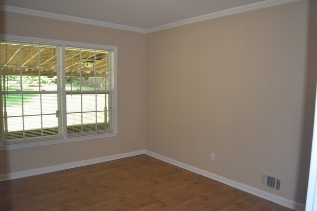 Building Photo - 3BR/1Bth with Covered Patio and Large Stor...