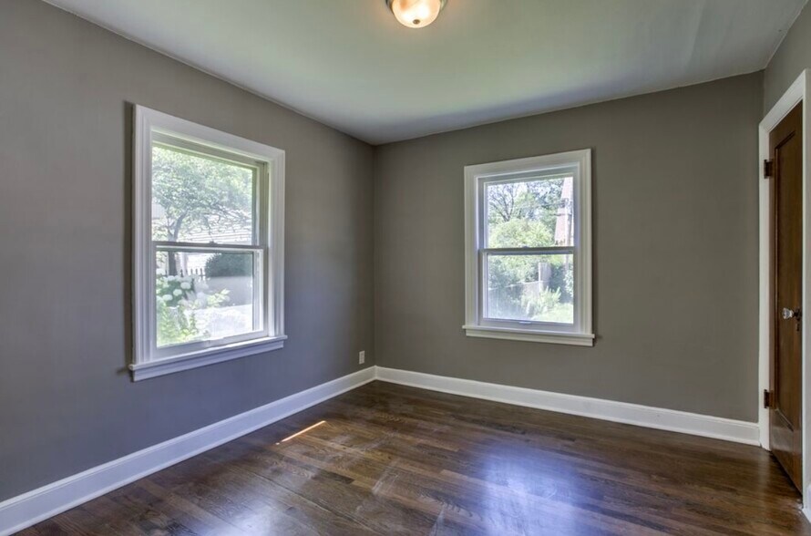 Building Photo - 706 E 71st Ter