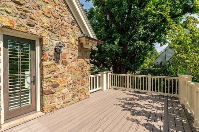 Building Photo - Exceptional Living in the Heart of Arlingt...