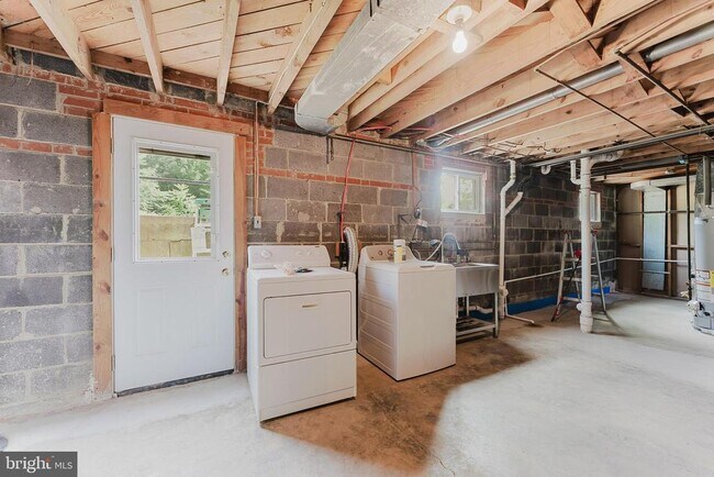 Building Photo - 10914 Woodhaven Dr
