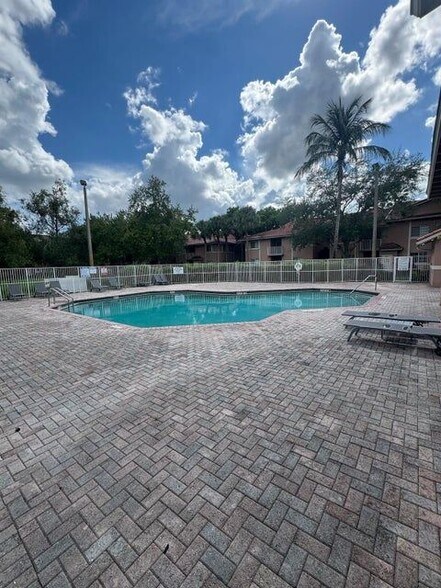 Building Photo - 3221 Sabal Palm Manor