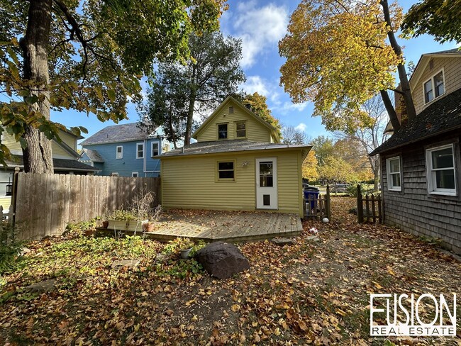 Building Photo - Spacious 3-Bedroom Home Close to UVM Medic...