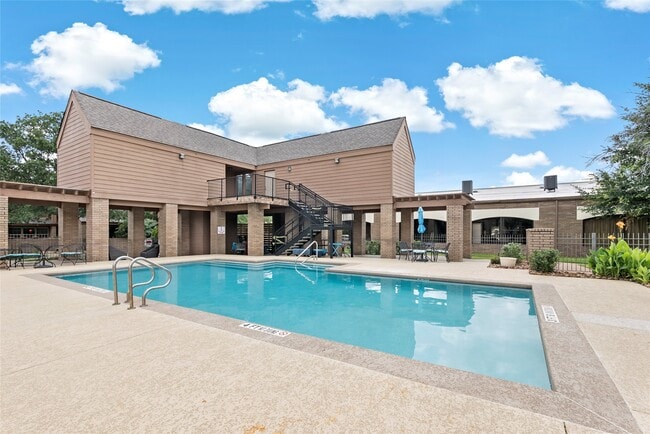 Building Photo - 3122 Camelot Dr