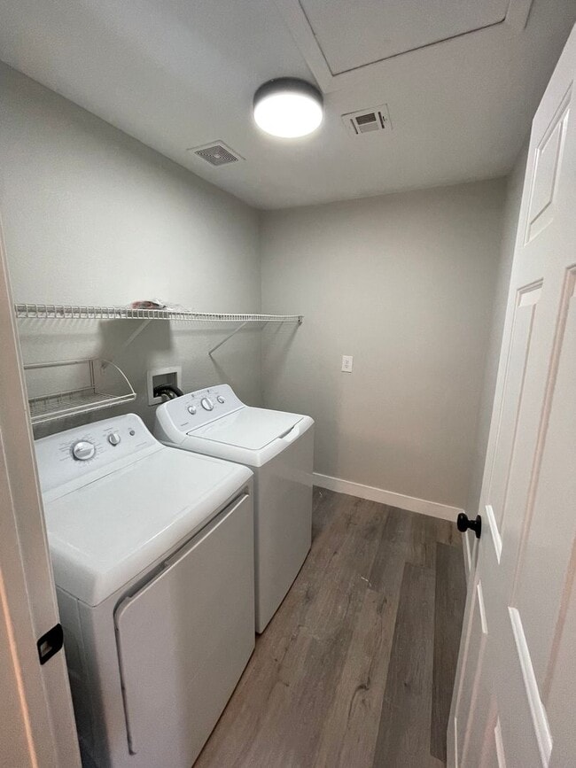 Building Photo - Beautiful 4 bedroom home located in the Shores