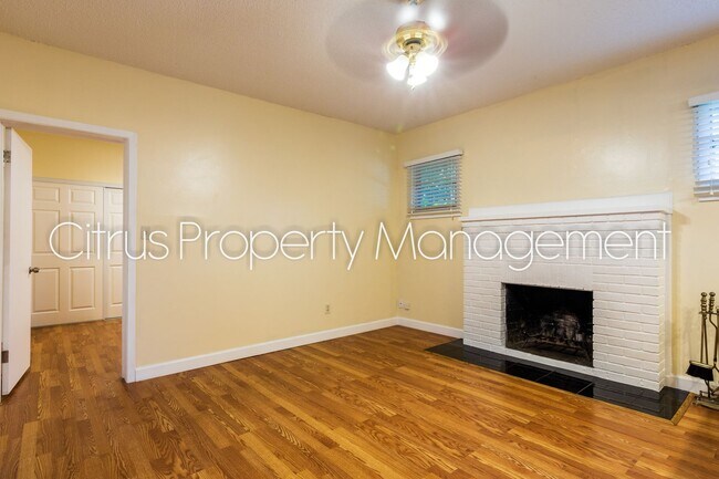 Building Photo - Charming Duplex in Mills 50 District