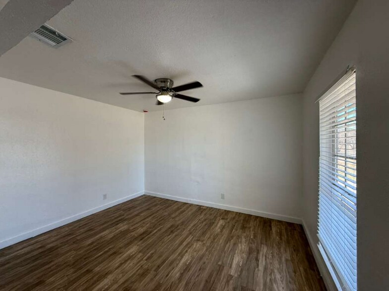 Building Photo - 5419 Lk Grv Dr