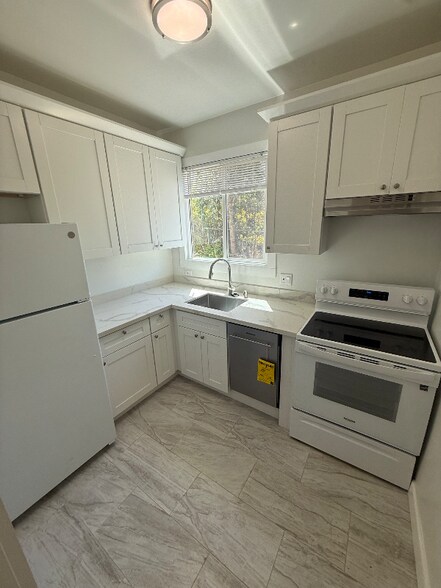 Building Photo - 1700 Le Roy Ave