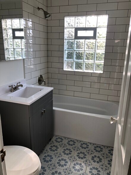 Building Photo - 10641 S Artesian Ave