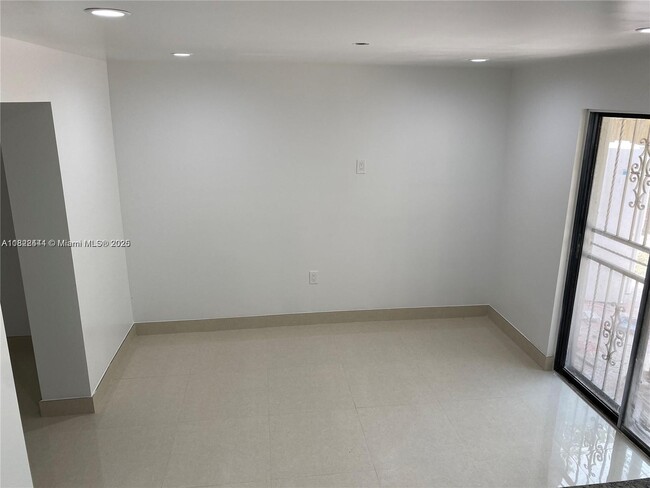 Building Photo - 1121 SW 24th Ave
