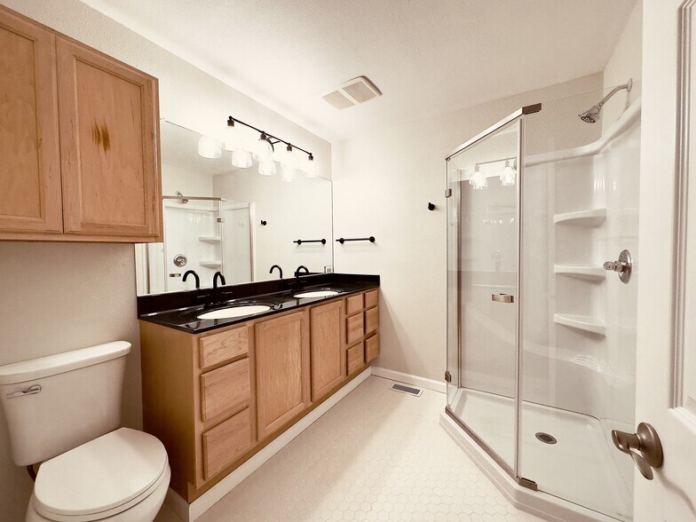 Master bathroom. Double sinks - 8717 NE Webster St
