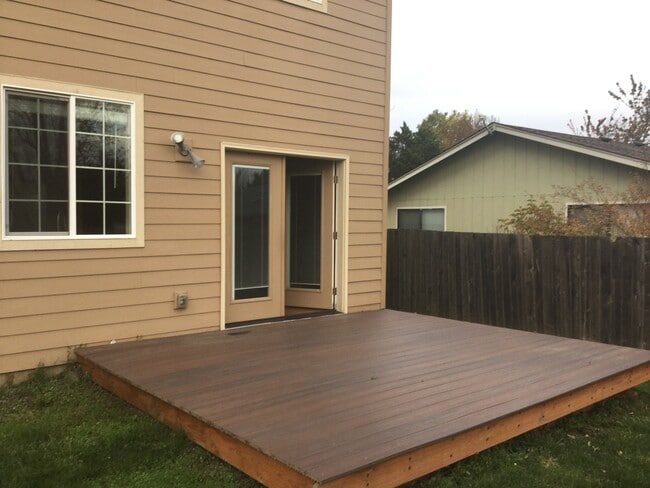Building Photo - Conveniently Located and Comfortably Sized!