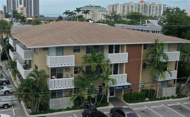 Building Photo - 3220 Bayview Dr