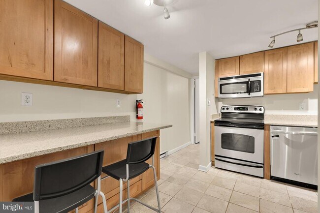 Building Photo - 650 E St NE