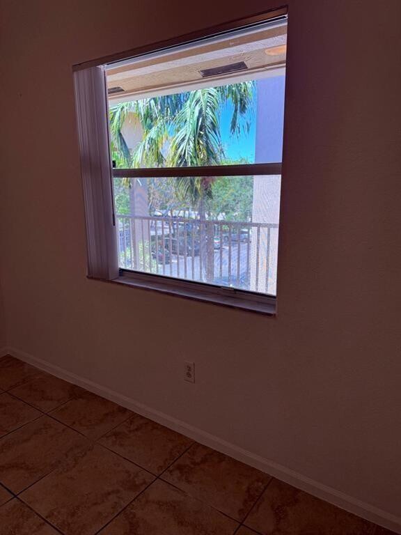 Building Photo - 2941 Riverside Dr